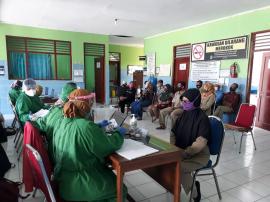 Terima vaksinasi dosis kedua, pelayan masyarakat harus tetap patuhi prokes 